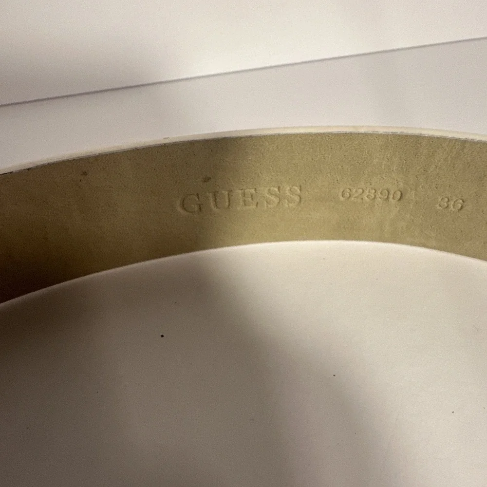 GUESS Men's White Belt Size 36 Faux Leather Casual Fashion Accessory PREOWNED